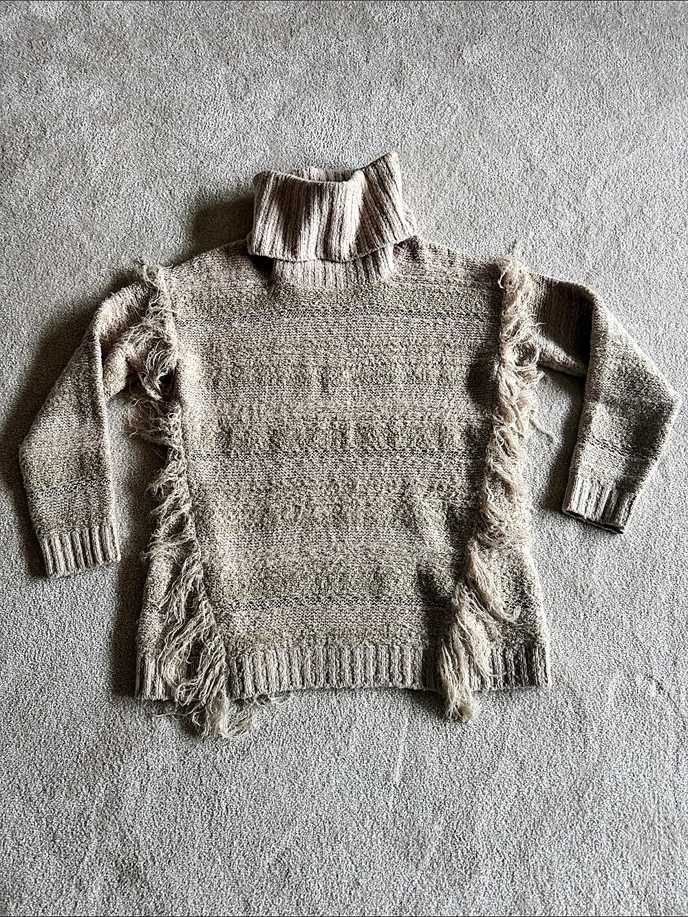 Kensie Fringe sweater
53% acrylic, 24% cotton, 14% nylon, polyester, 1% spandex